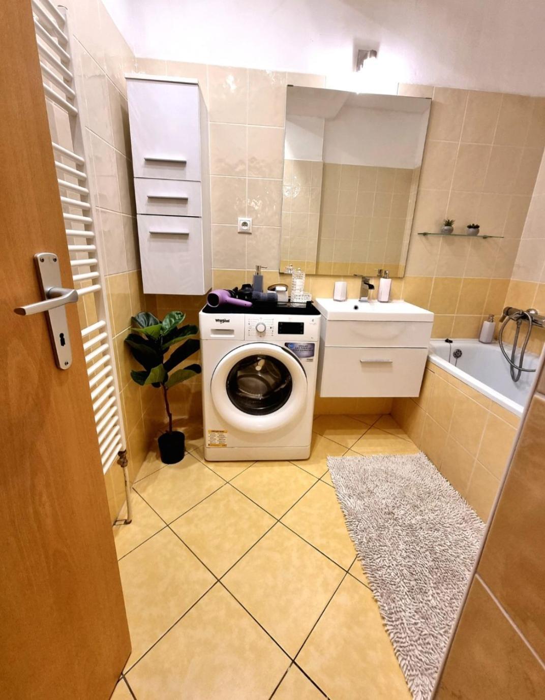 Apartment Banska - City Centre & Private Parking Banska Bystrica Ngoại thất bức ảnh